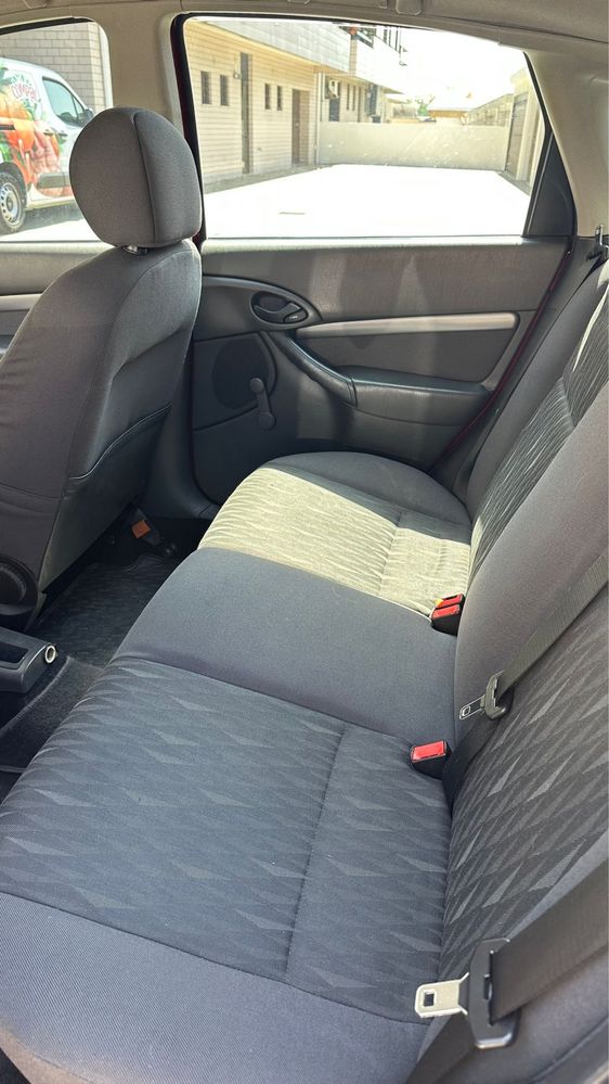 Ford Focus 1.4 Gasolina 5 portas – 2003 – 90.000 km