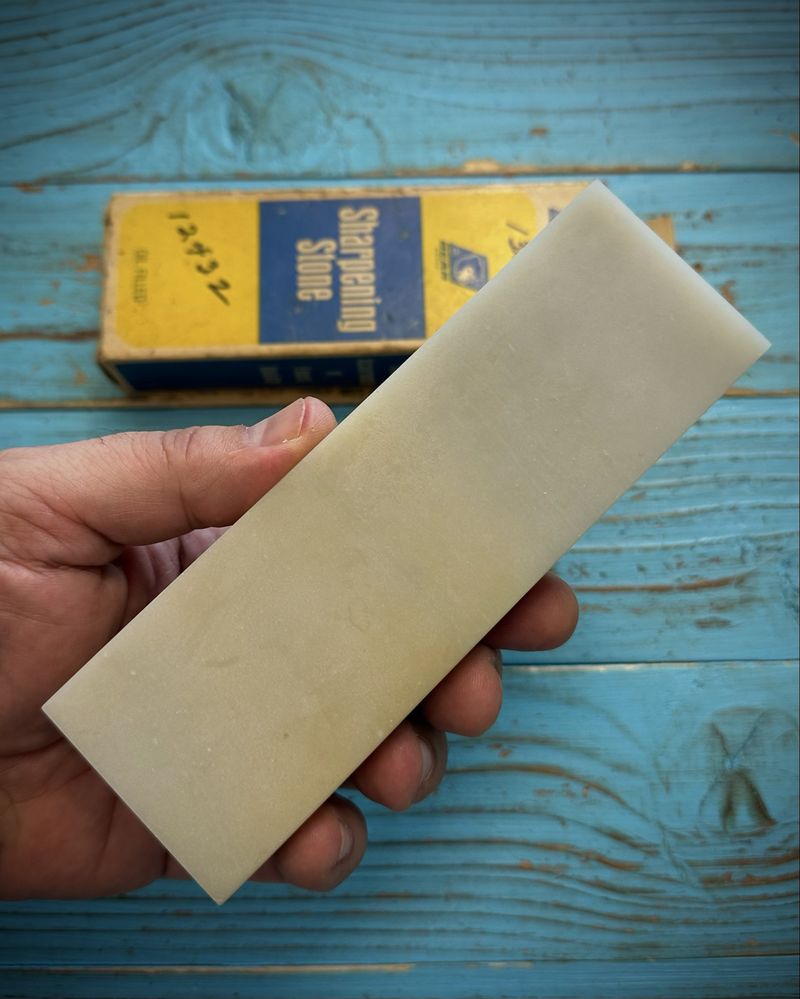 Продам Norton Bear Arkansas Hard Translucent камінь для заточування