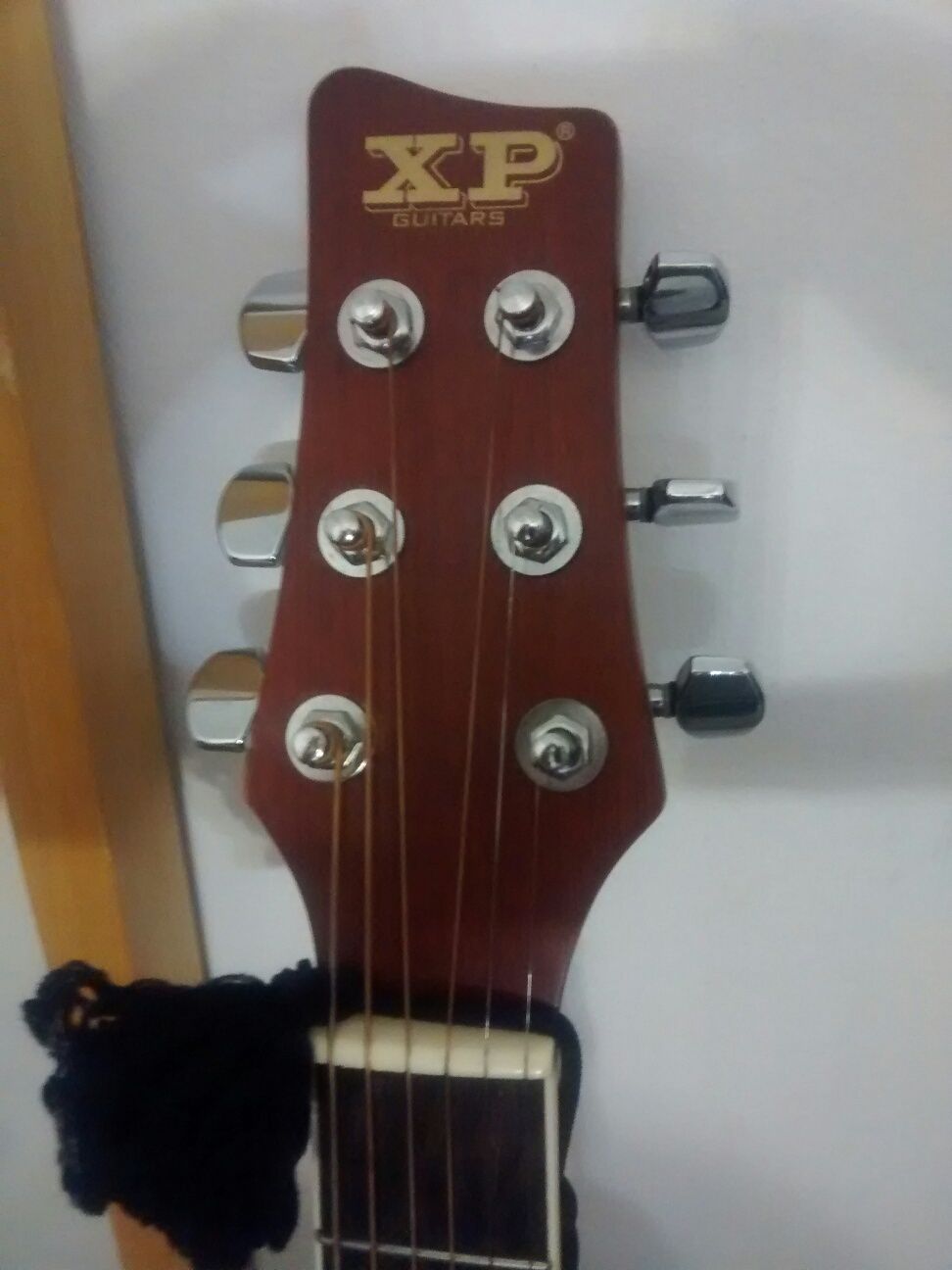 Guitarra XP,electrificada ,cordas de aco.