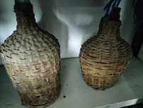 Garrafões empalhados