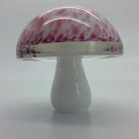 Różowy nakrapiany szklany przycisk do papieru w kształcie grzybka