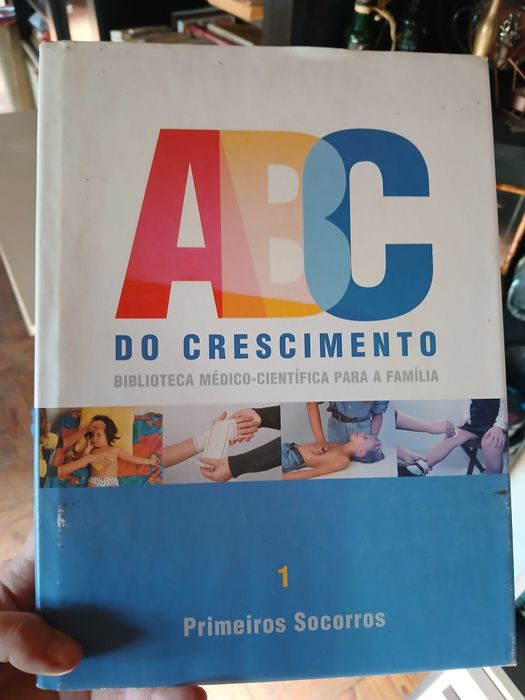 Varios livros sobre medicina antigos