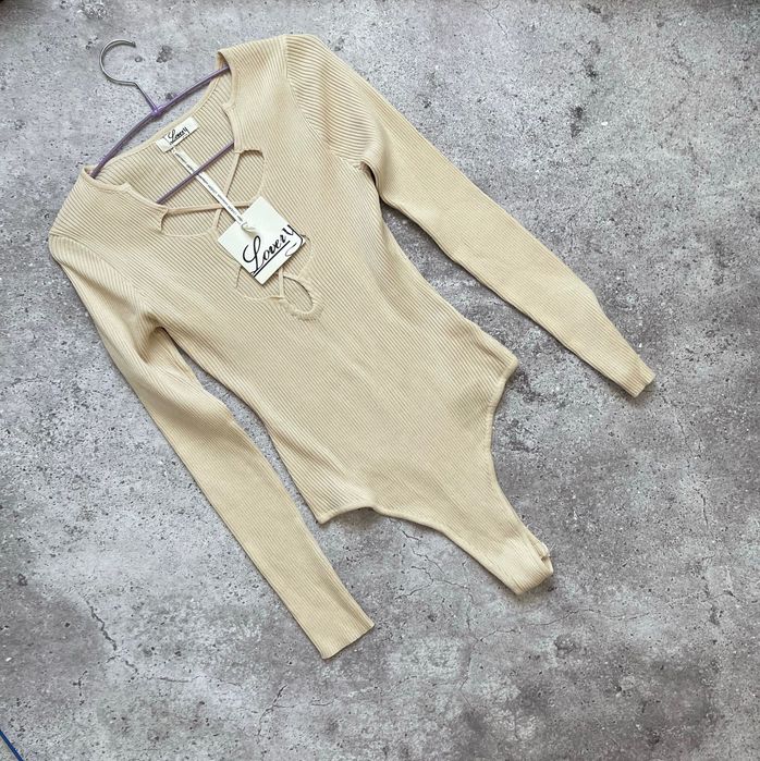 базовий жіночий боді з елегантною спинкою