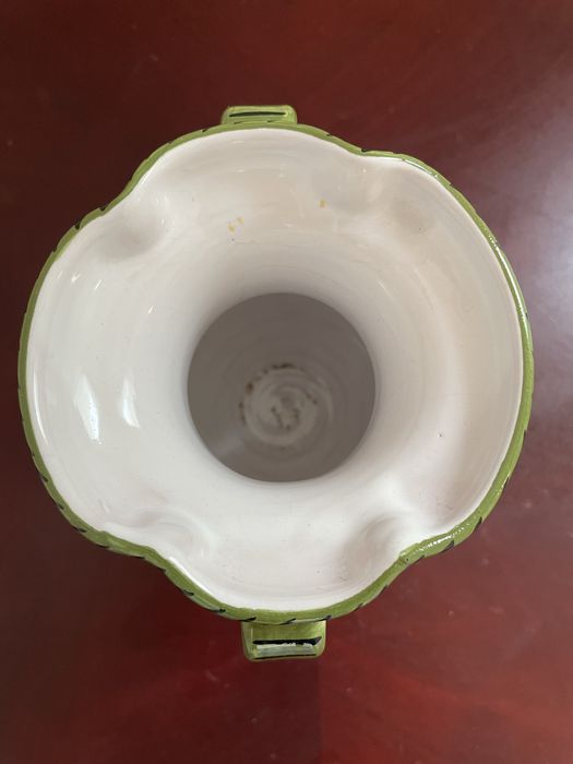 Італійська ваза з майоліки ручноі роботи з квітковим орнаментом.