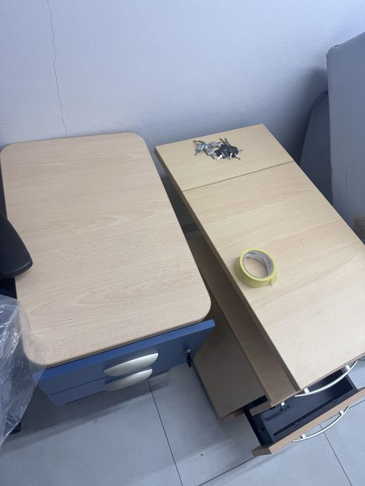 Krzeslo biurko i dwie male komudki z szufladkami