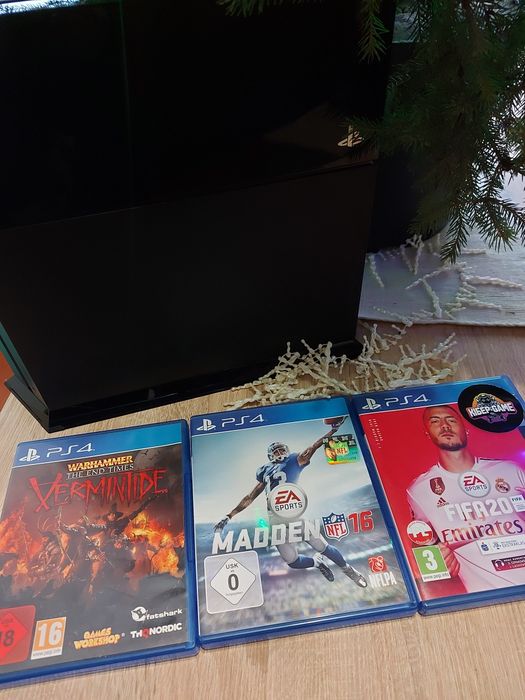 Sony PlayStation 4 PS4 (2 нових джойстики, диски з іграми, заряд. стан