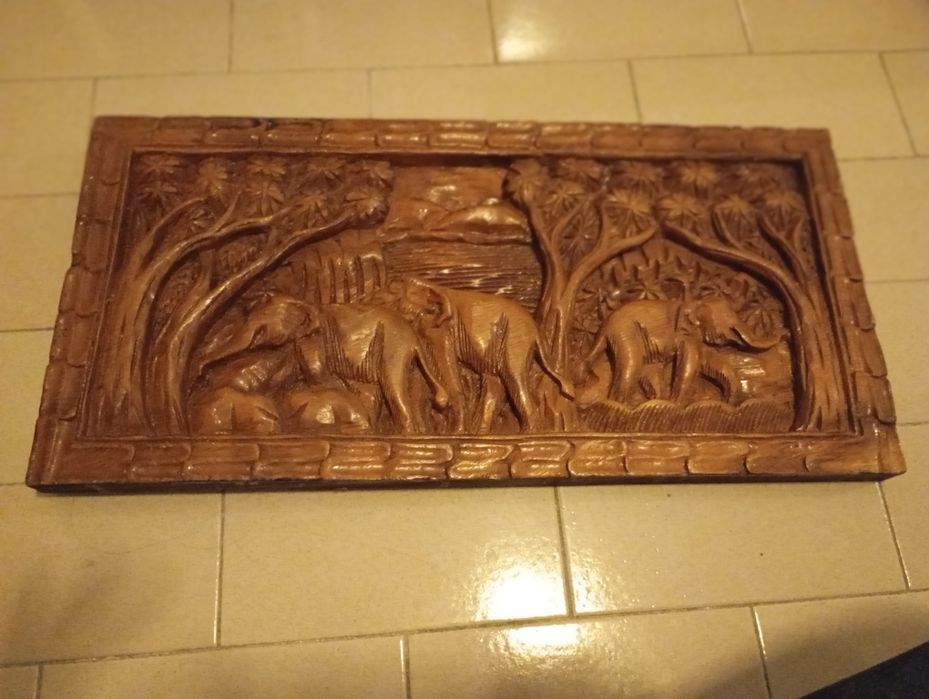 Quadro esculpido em madeira entalhada