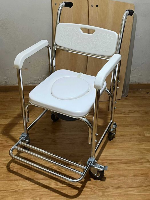 Cadeira Sanitária / Banho c/ Rodas (como nova)