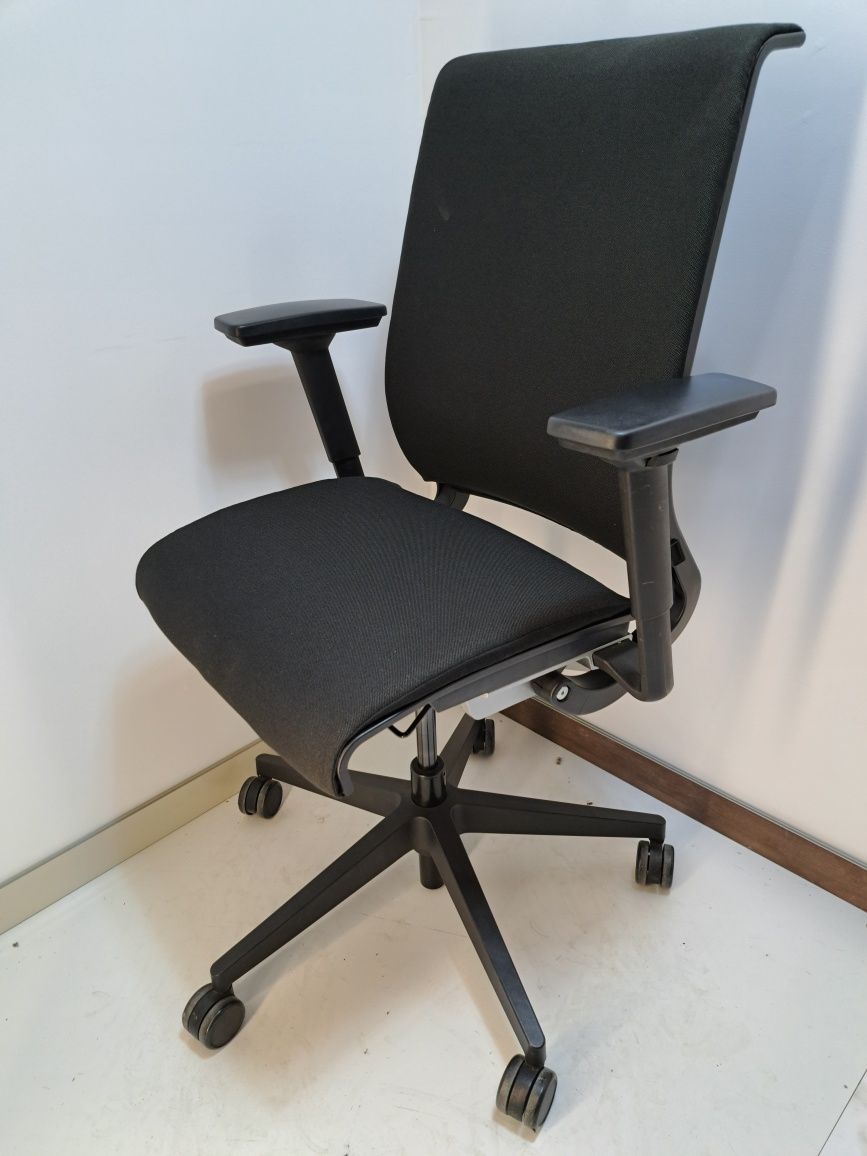 Fotel biurowy obrotowy Steelcase Think czarny,