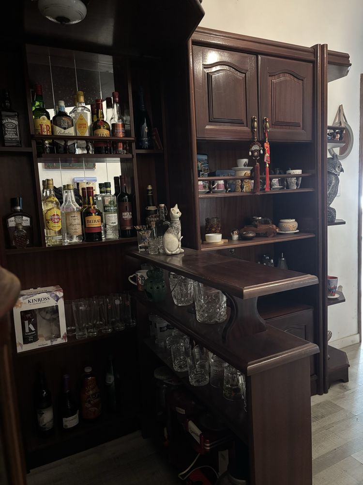 Bar e vitrine em madeira