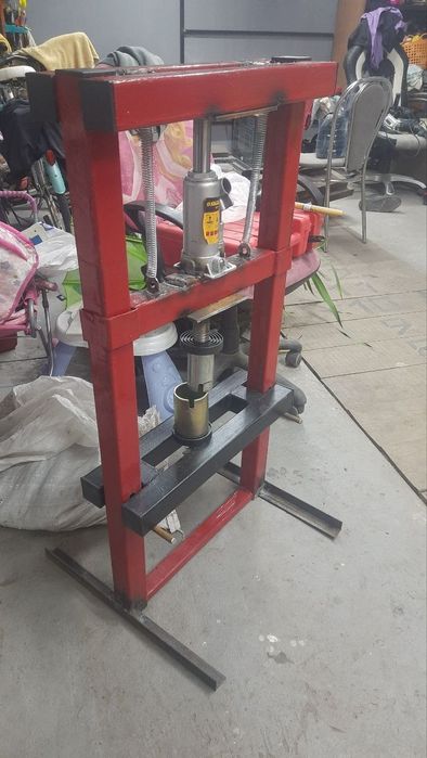 Пристрій для заміни сайлентблоків підшипників