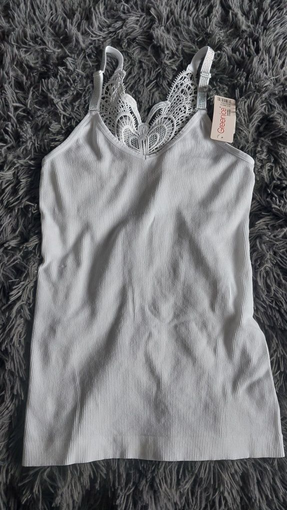 Top z koronkowym motylem m/l biały
