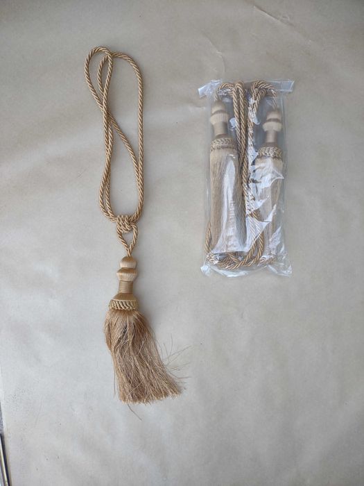 Chwosty do zasłon kpl. 2 szt. nowe.