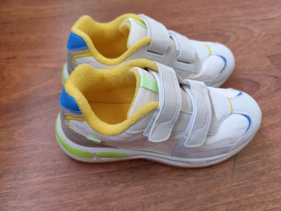 Sapatilhas com luzes como novas menino tamanho 34