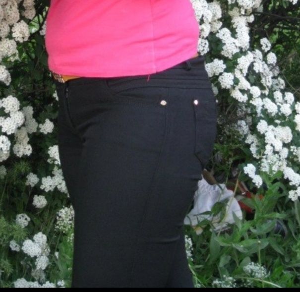 Женские брюки черные.