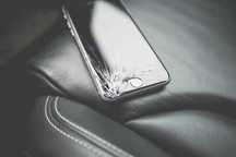 Nakleję szkło ochronne na telefon Iphone Samsung
