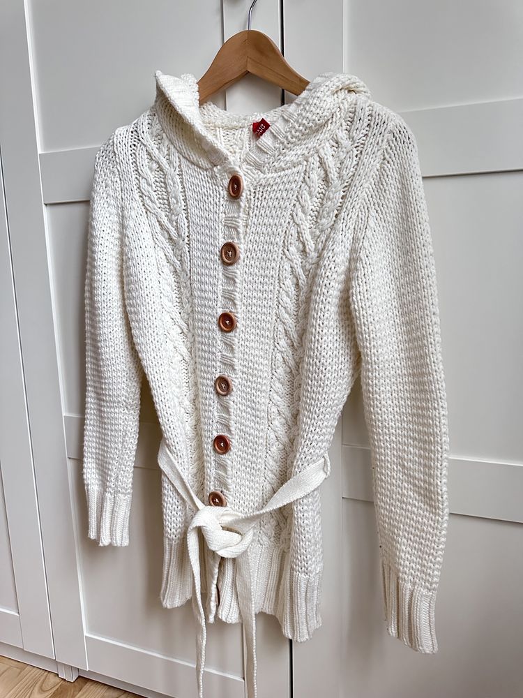 Kremowy sweter H&M z dodatkiem wełny i drewnianymi guzikami