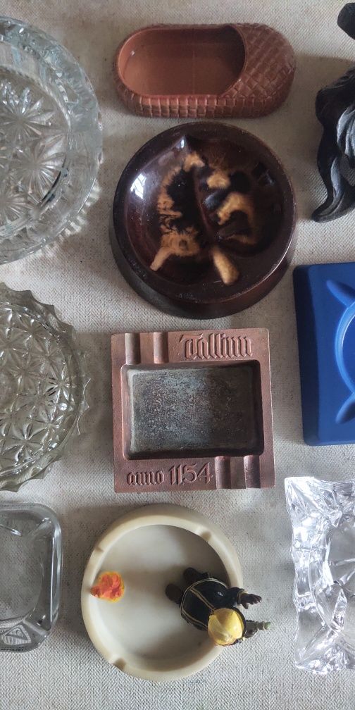 Пепельница хрустальная, металлическая, стеклянная, пластиковая.