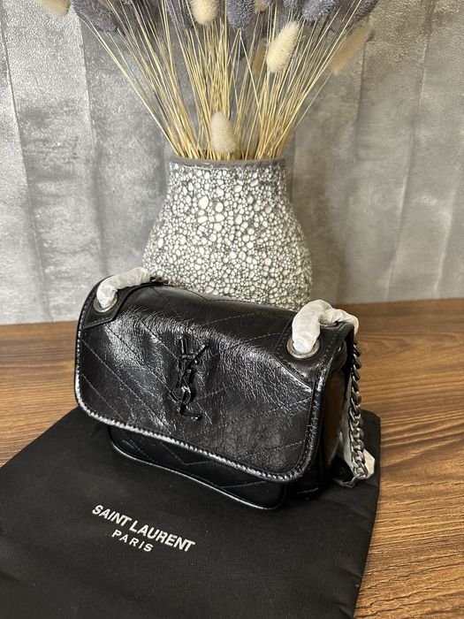 Yves Saint Laurent  чорна шкіряна сумка.