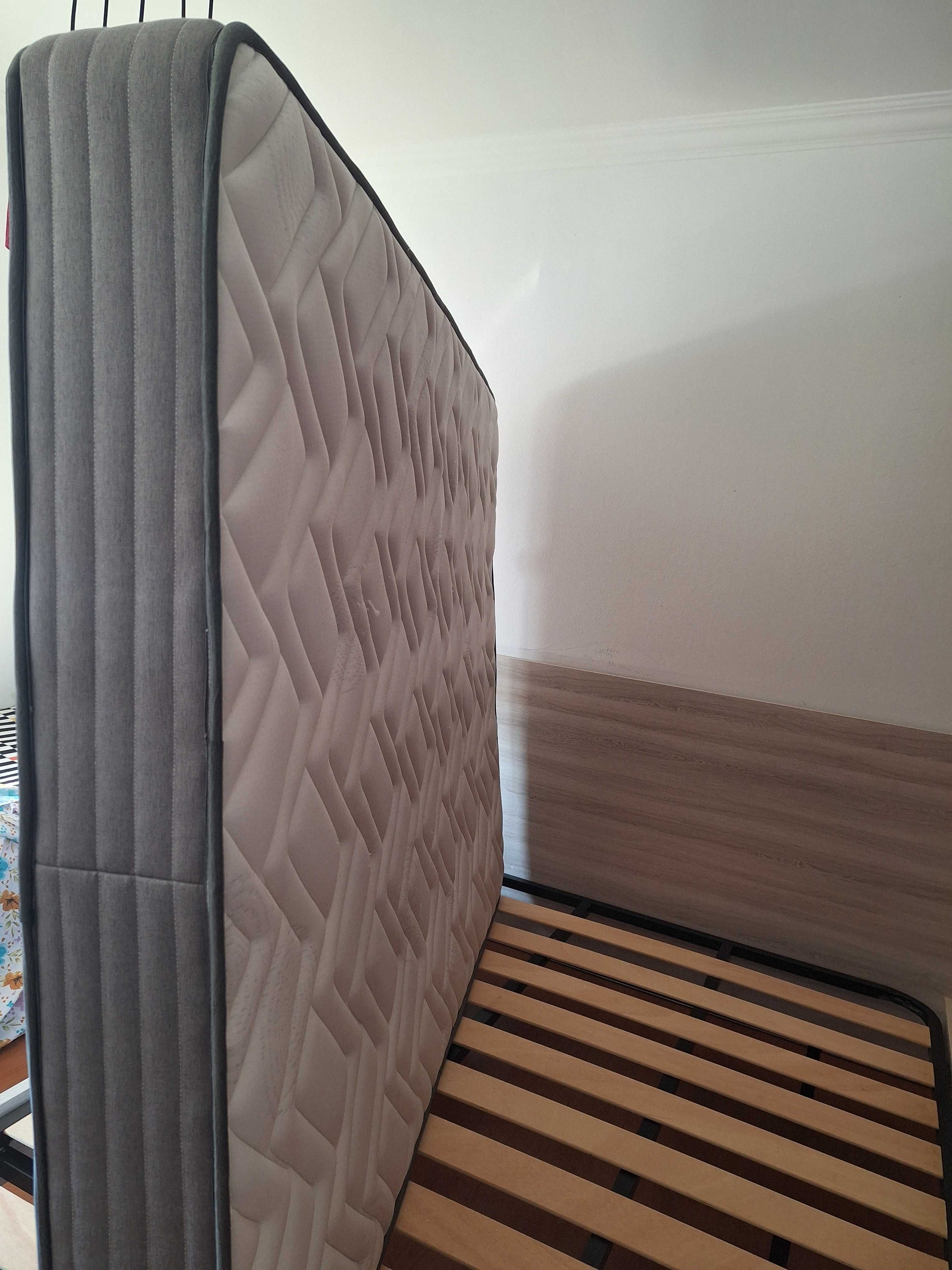 Cama com duas mesas cabeceira