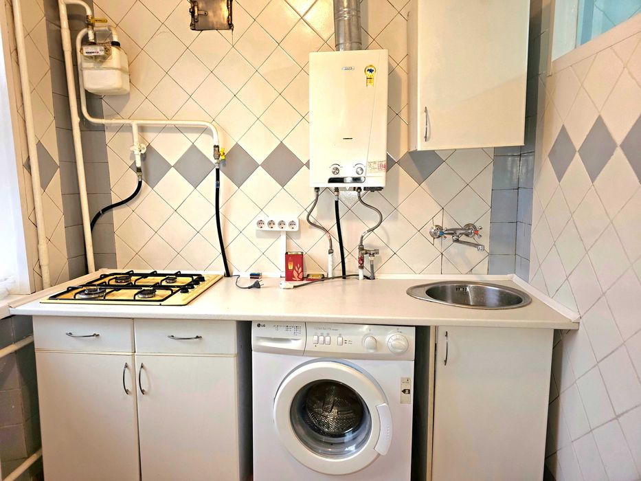 двох кімнатна квартира ПІВ-ЗАХІД меблі та побутова техніка. Валєріч