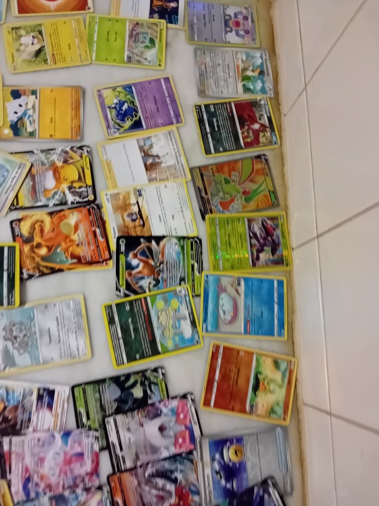 Conjunto de 150 Cartas Pokémon Diversas