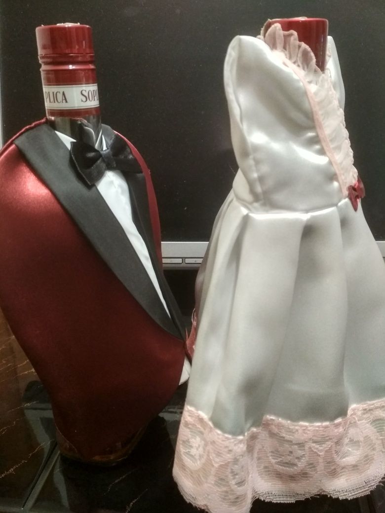 Frak i suknia ślubna ozdoba na butelkę.
