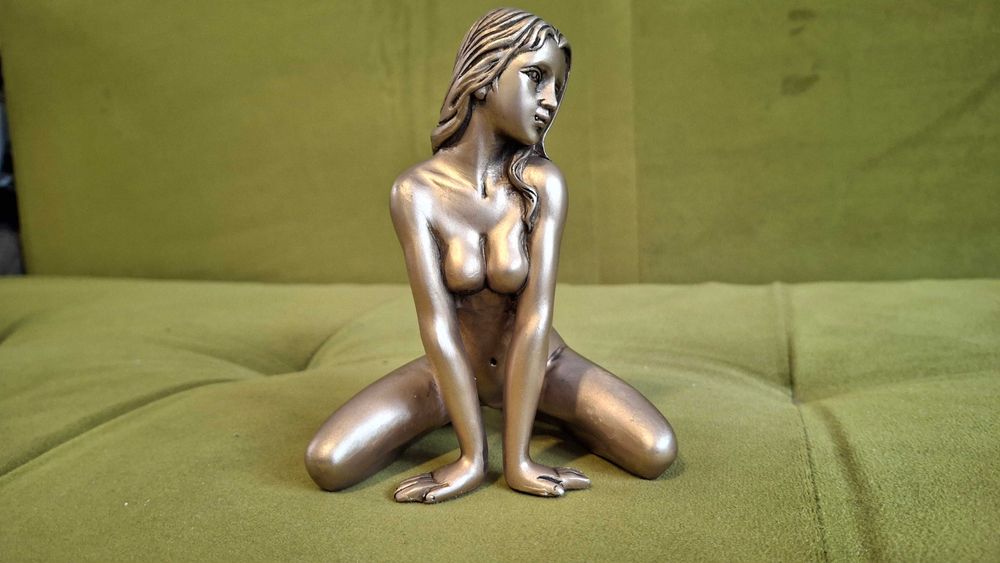 Statuetka nagich kobiet klęcząca