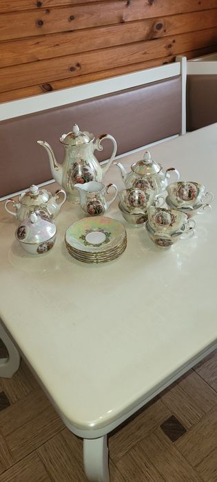 Витончений та ніжний антикваріатний набір з порцеляну.