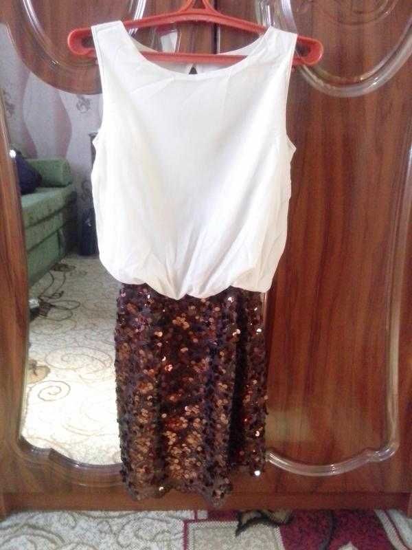 Нарядное платье с юбкой в паетки