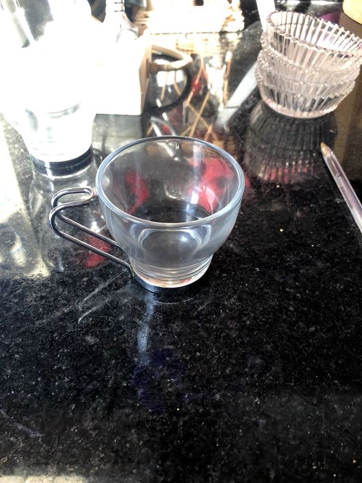 chavena de cafe transparente com pega em cinzento