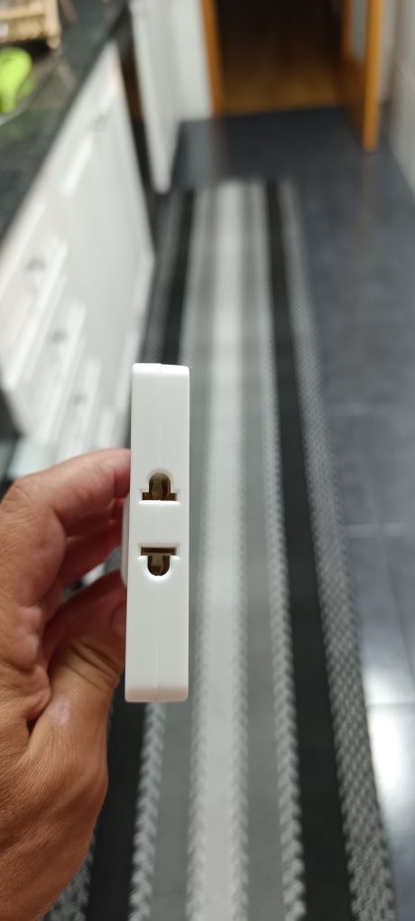 Tomada tripla compacta