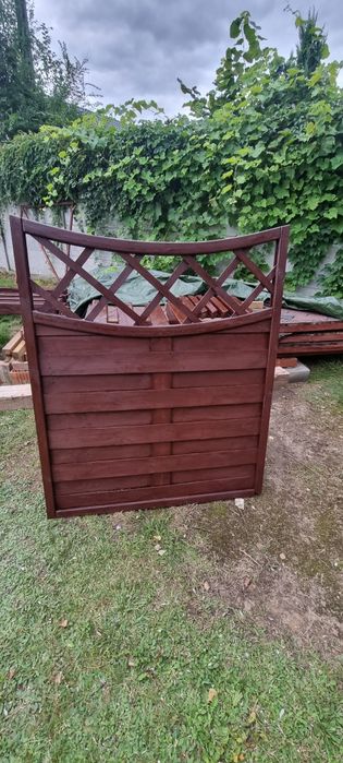 Płot lamelowy drewniany łuk i wklesły