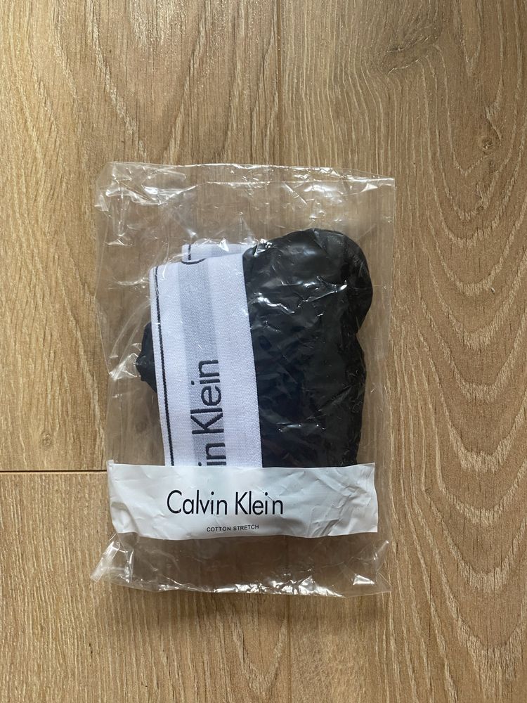 Majtki stringi jak Calvin Klein