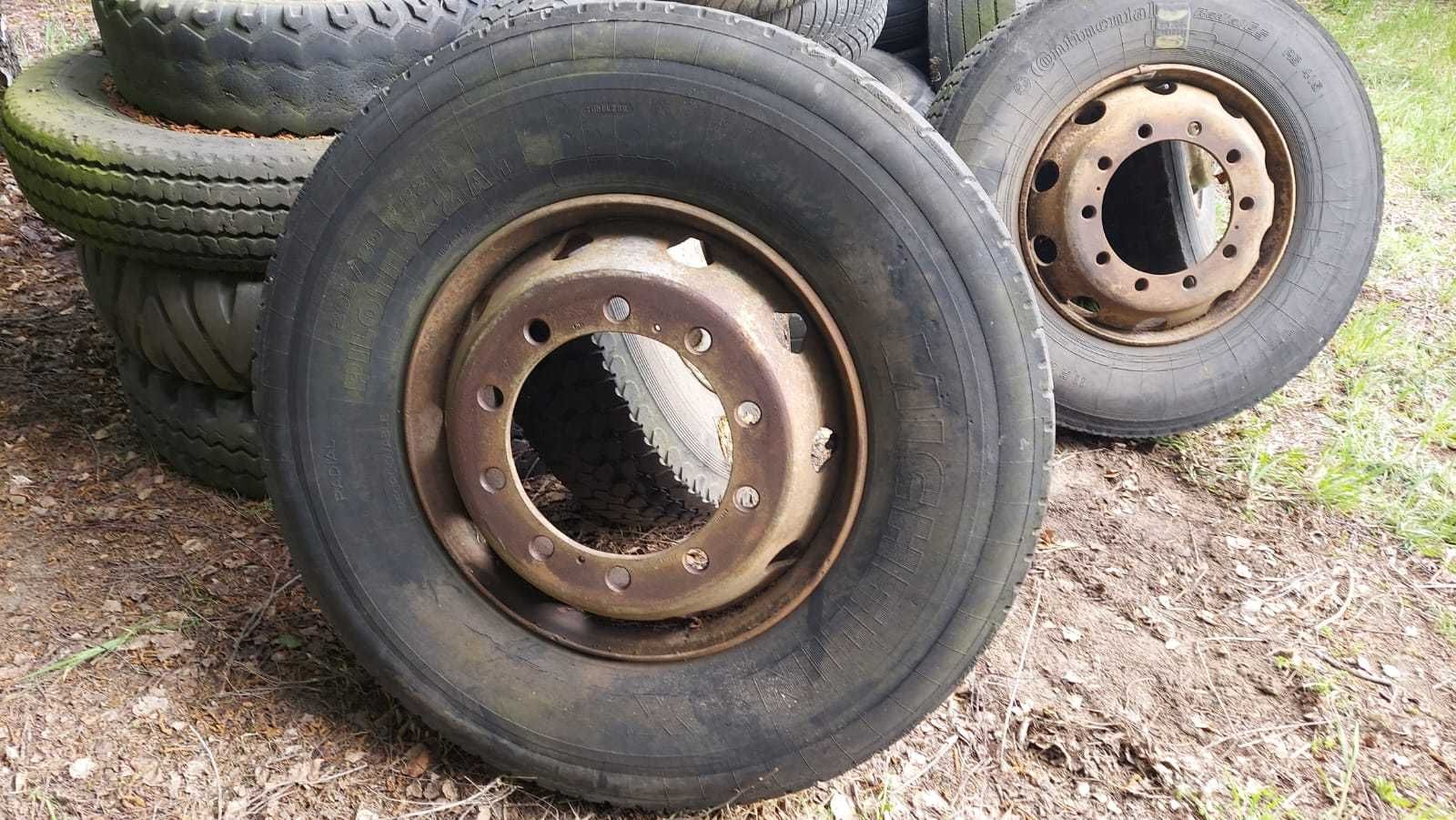 Felgi stalowe 22,5″ z oponami ciężarowymi – 5 szt.