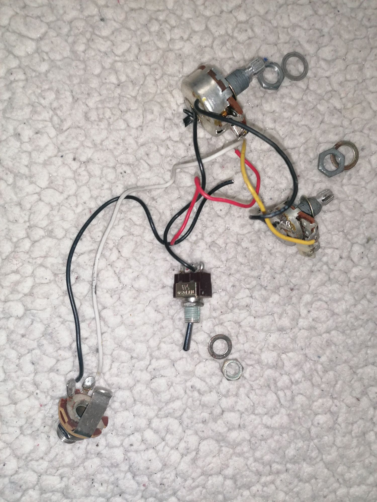 3 Pickups HSS, potenciómetro, electrónica stratocaster