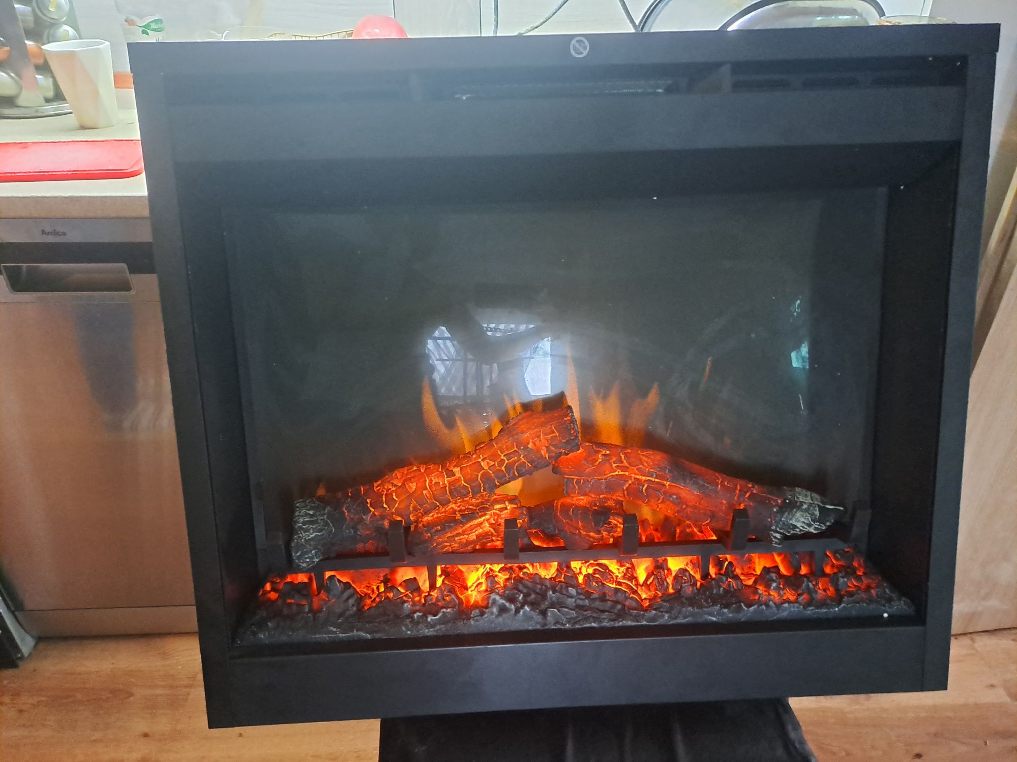 Kominek elektryczny z funkcją grzania