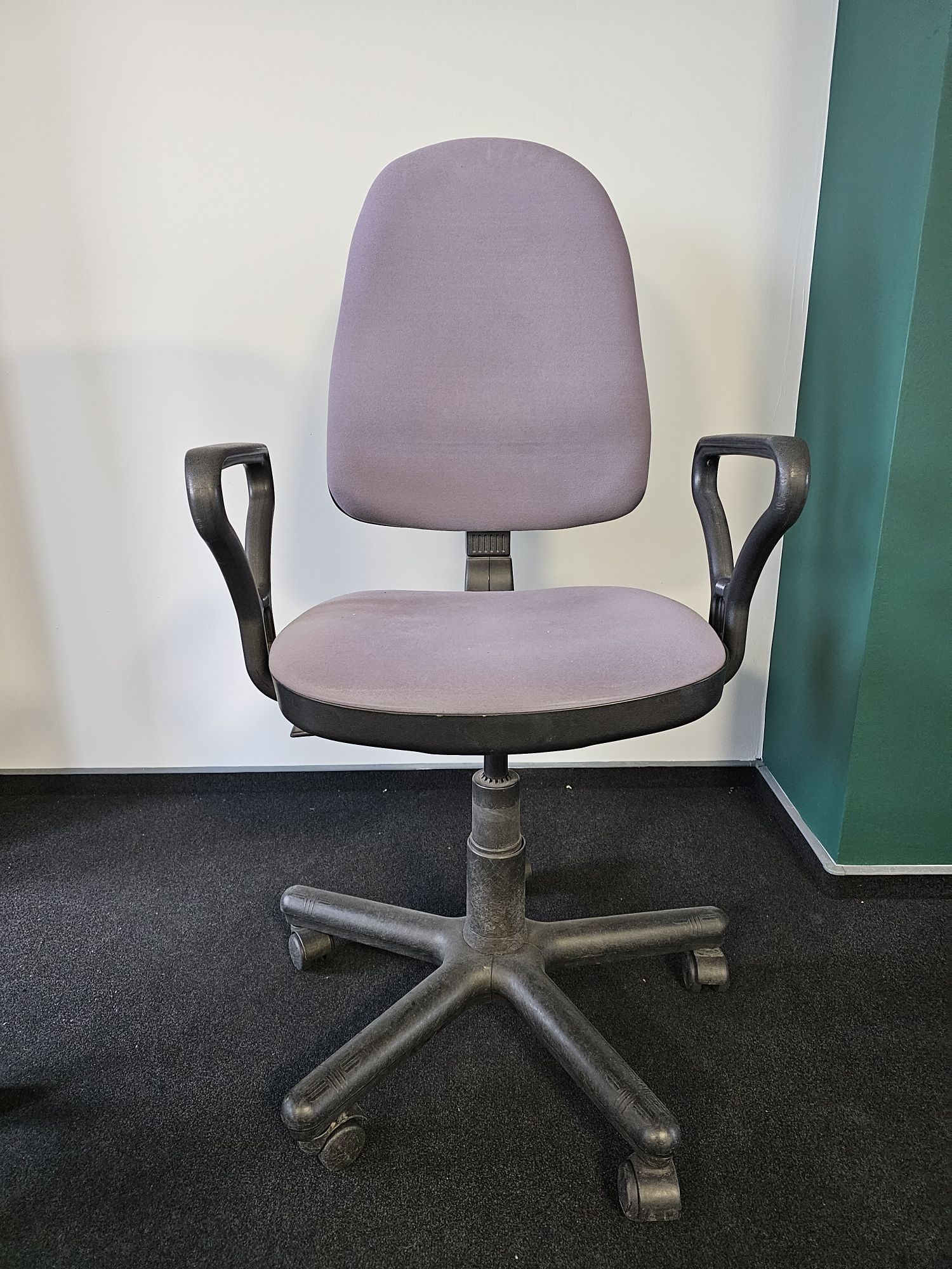 Sprzedam używane krzesło biurowe