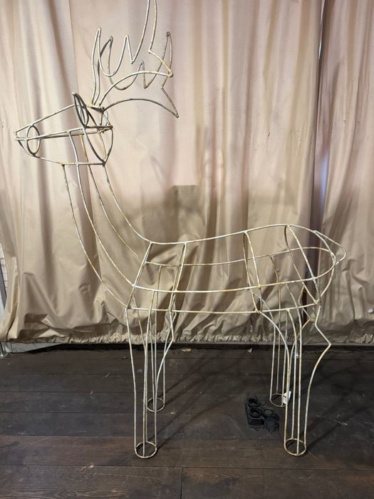 Каркас уличного оленя из проволоки