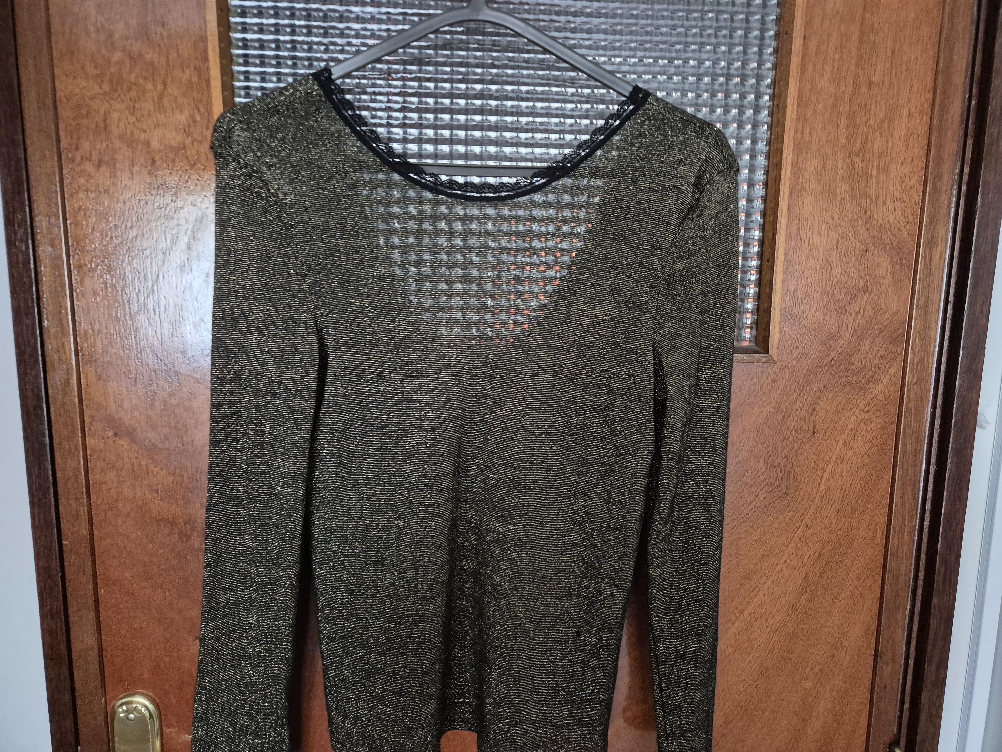 Vestido renda e camisa preta com brilho dourado.