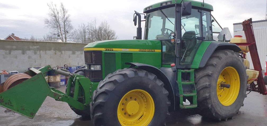 Ciagnik John Deere 7710