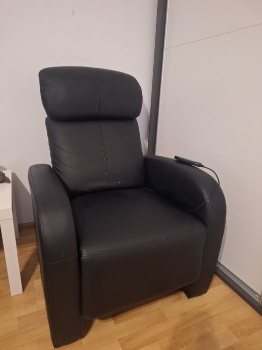 Fotel skórzany , rozkładany z funkcją masażu - bardzo wygodny.