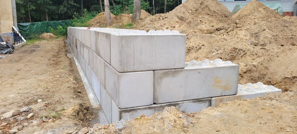 Betonowe klocki, bloki betonowe do budowy boksów magazynowych oraz sil