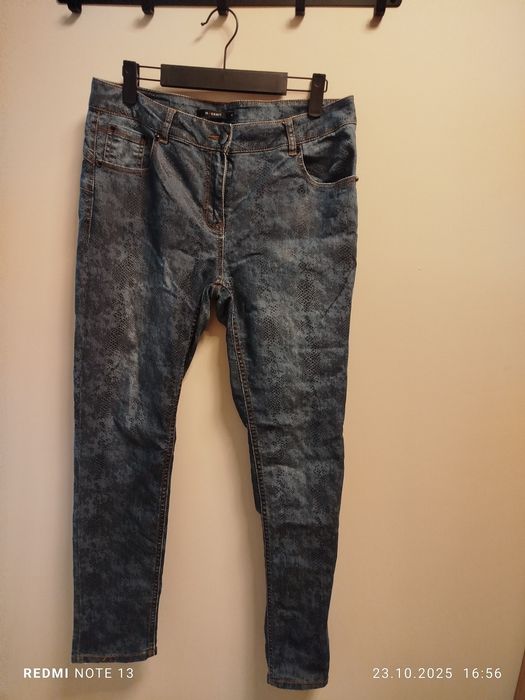 Jeansy granatowe z wzorem