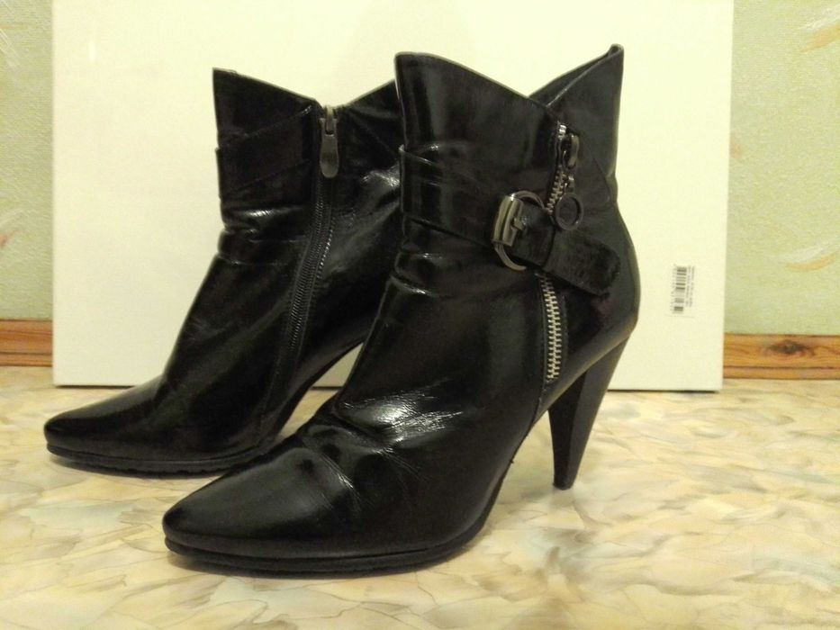 Сапожки осенние лакированные