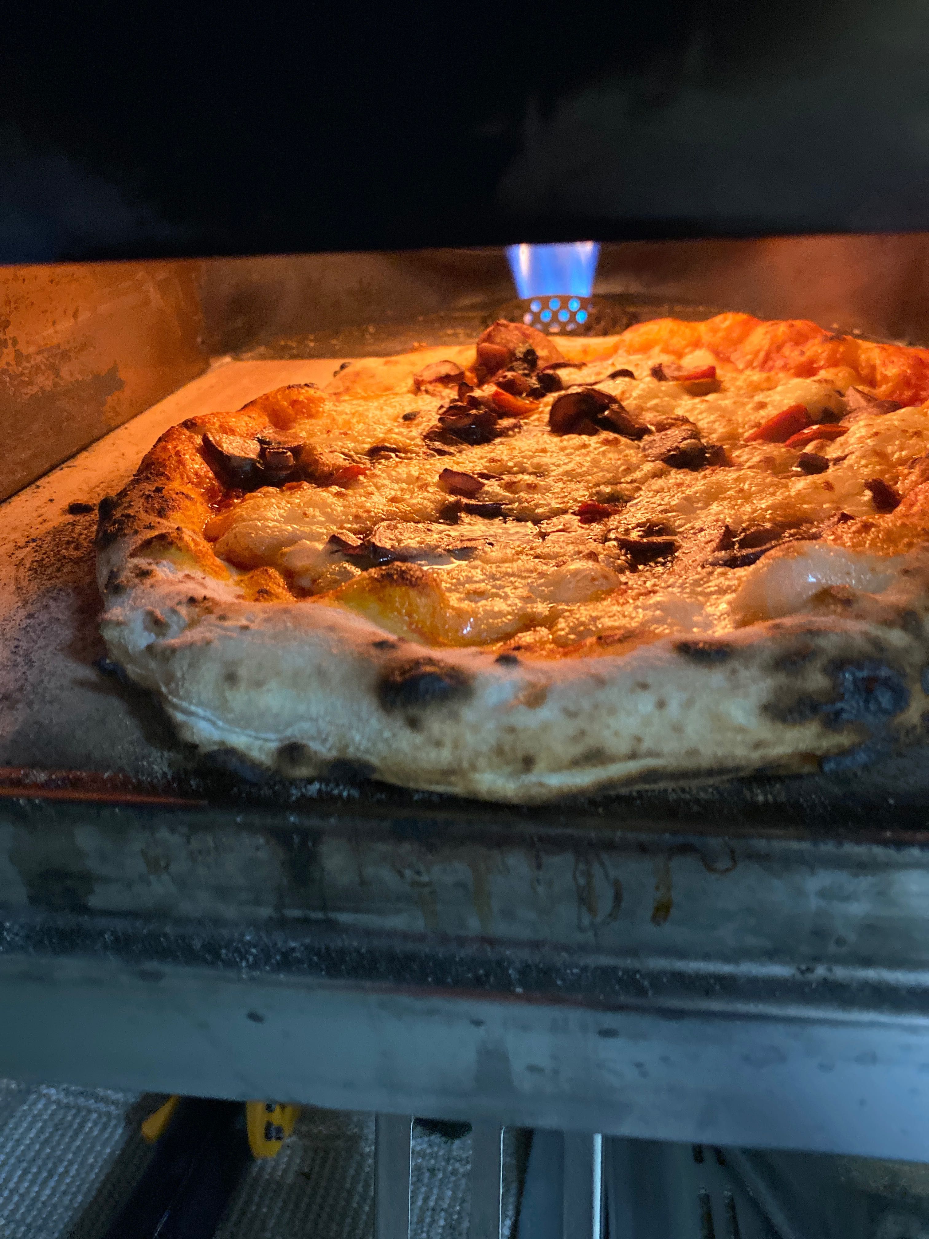 Forno de Pizza Gozney Roccbox + duas botijas de gás