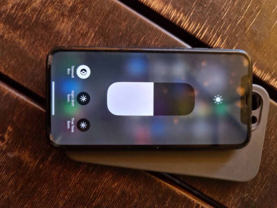 Продави Айфон 11про 256гб все роботает отлично торутон фейс нфс …………..