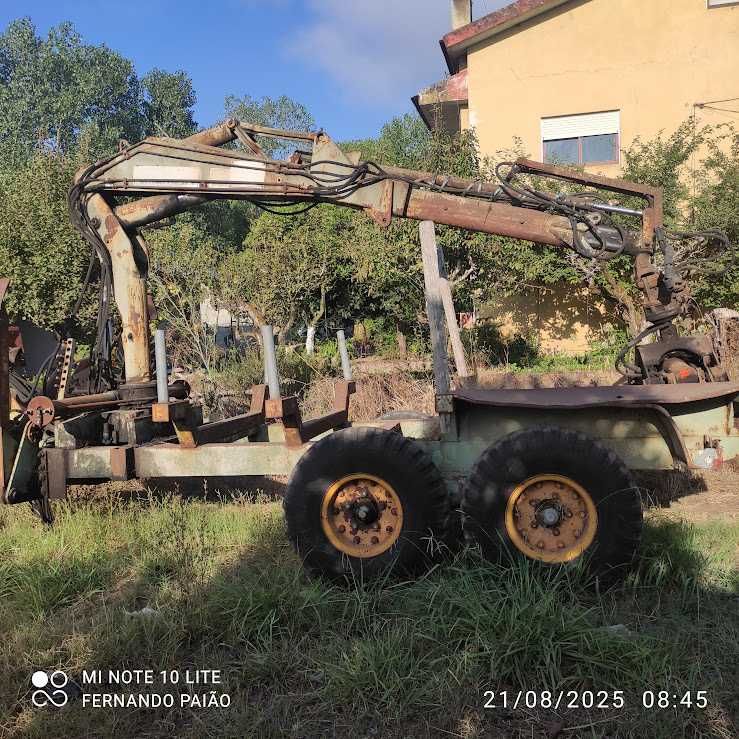 Trator com grua florestal