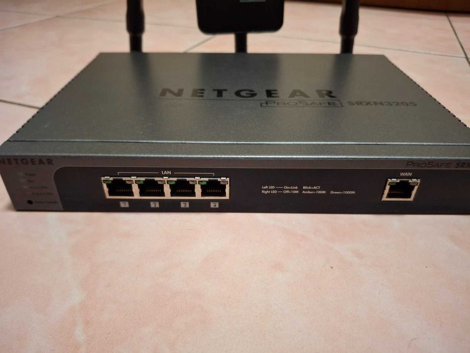 Бездротовий VPN-міжмережевий екран Netgear SRXN3205 (Wi-Fi)