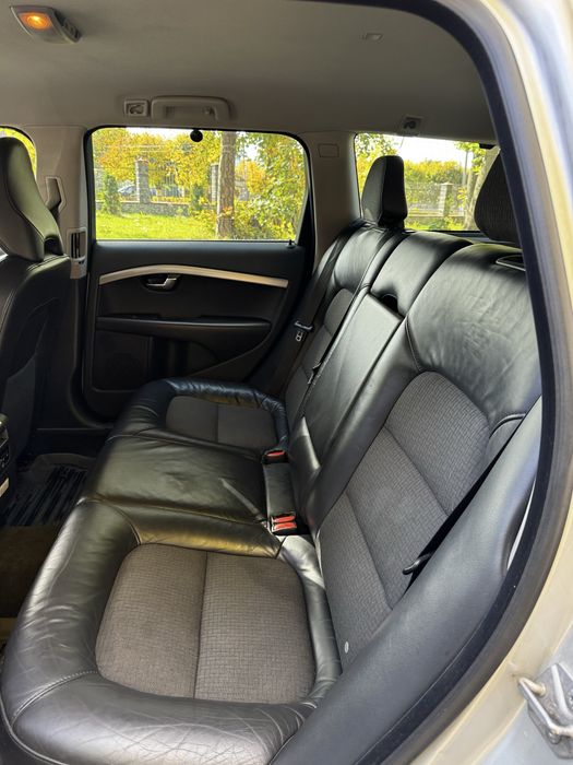 Автомобіль сірий Volvo V70